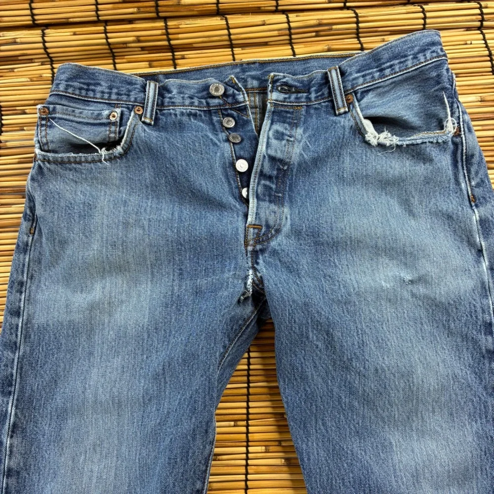 Levis 501 Original Fit Jeans Mens 34x32 Medium Wash Blue Denim Button Fly 00501